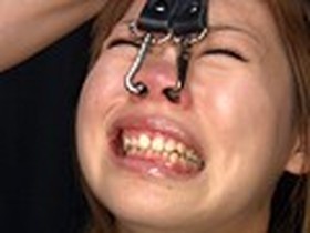 【美鼻限定】可愛い子ちゃんのお鼻がオヤジの臭い口臭・唾液で舐め犯されるビデオ　サンプル画像08